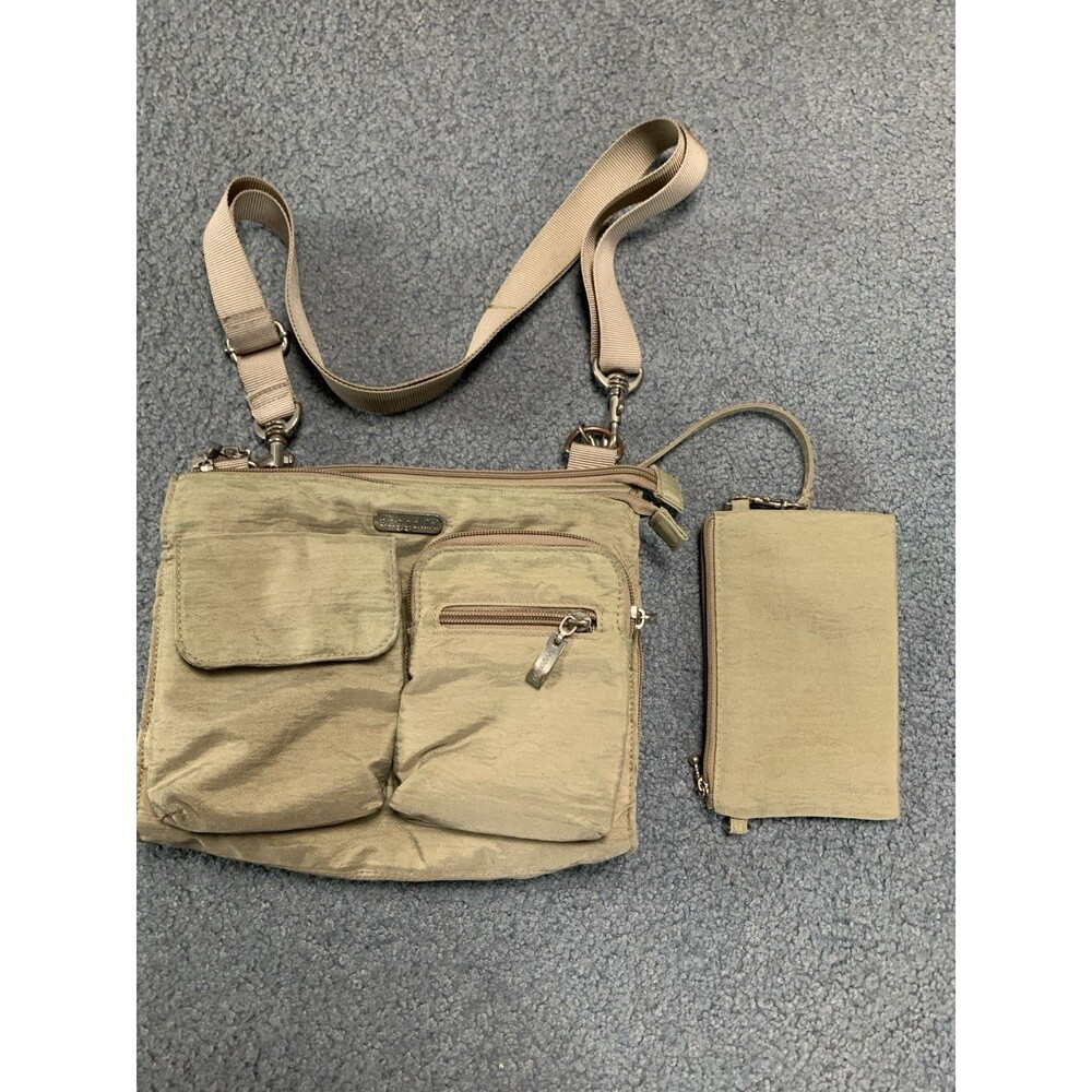 Baggallini Crossbody Bag Handbag Zippers Pockets Adjustable Attached Wristlet